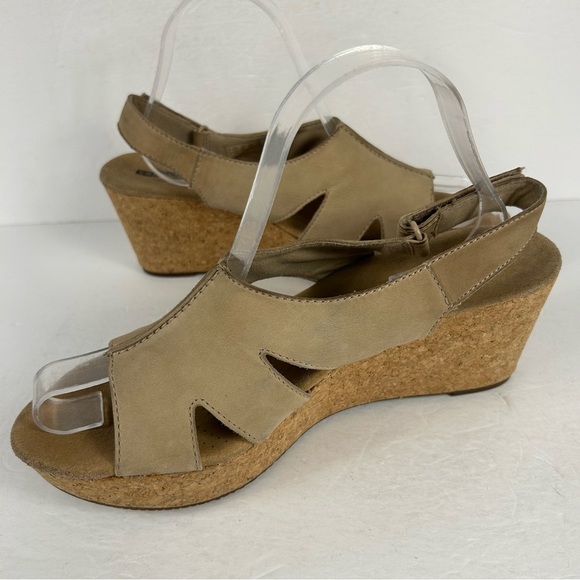 Clark Women's Tan Wedge Sandals 11 - Picture 5 of 9